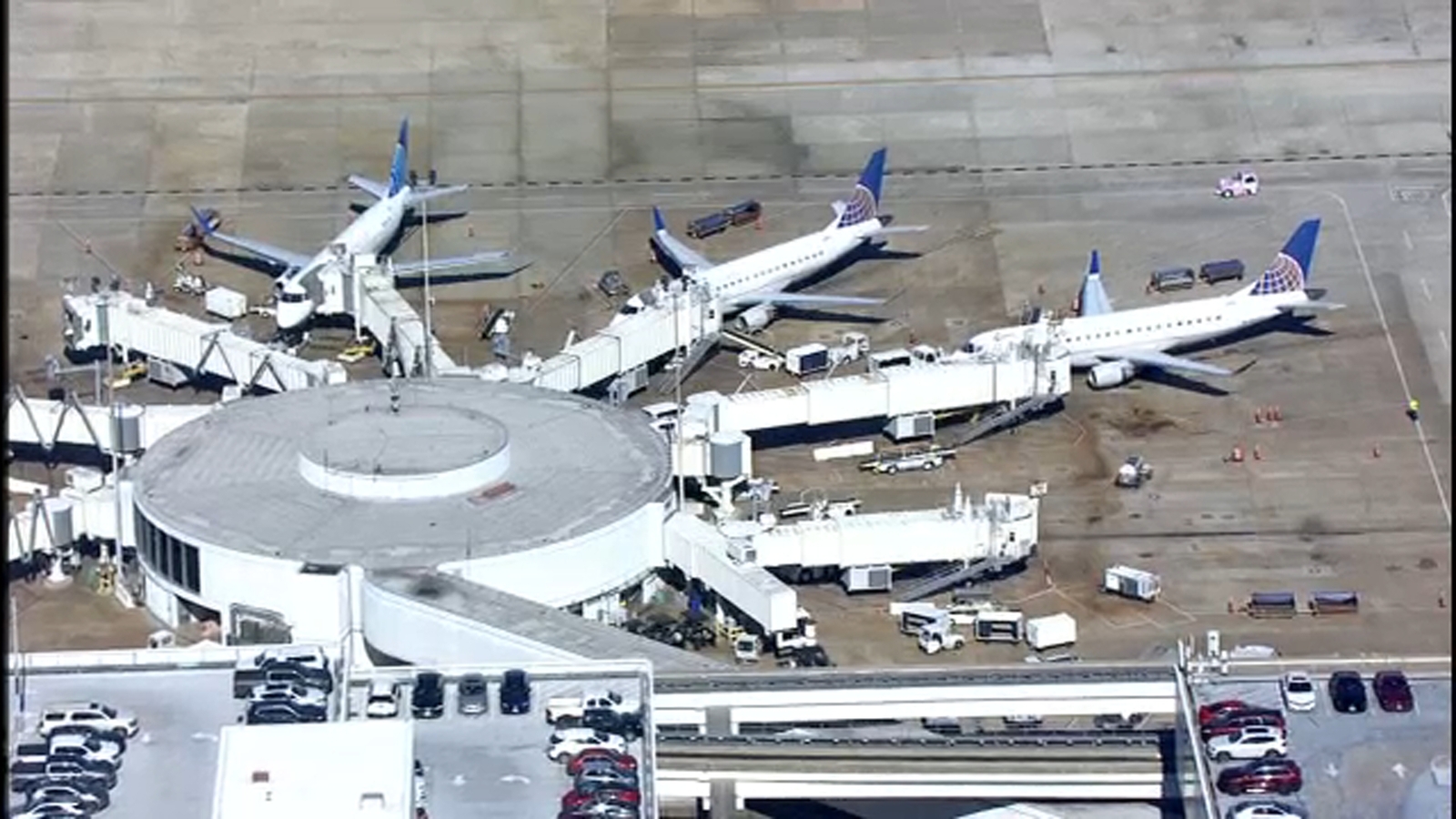 You are currently viewing Airlines announce travel advisories, waive flight change fees ahead of Houston winter storm – abc13.com