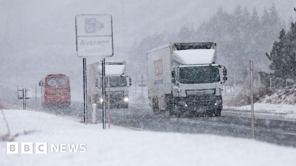 You are currently viewing Travel disruption as Storm Chandra brings snow, strong winds and heavy rain to Scotland – BBC