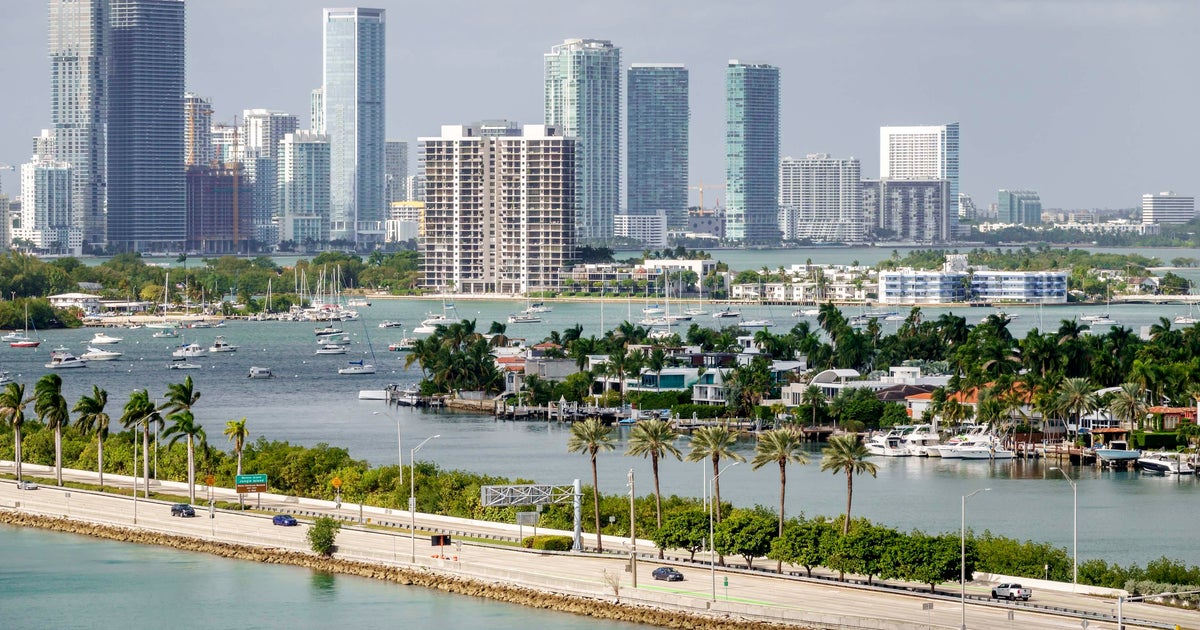 You are currently viewing Florida tourism up as Canadians continue to back off on U.S. travel, reports say – CBS News