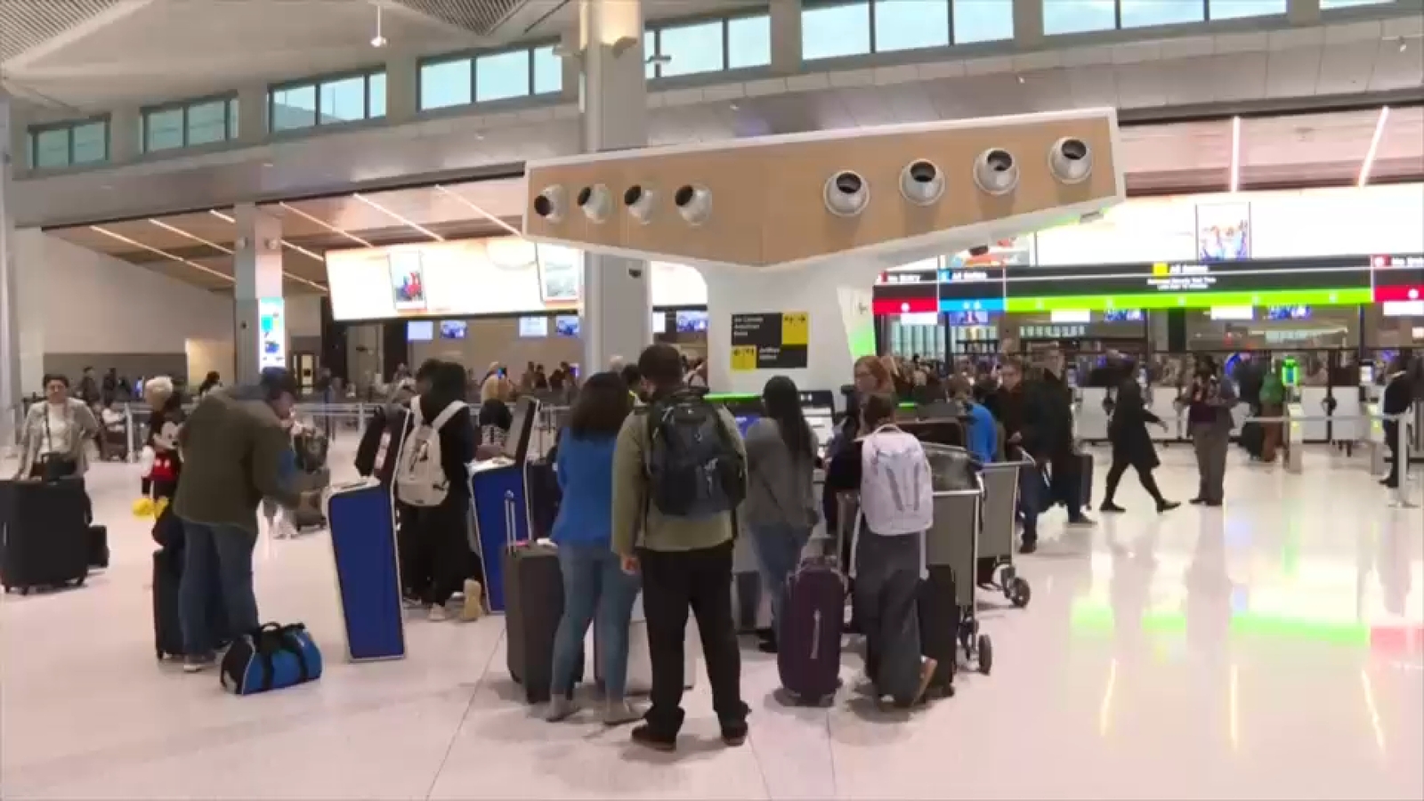 You are currently viewing FAA flight reductions, cancellations increase to 6% at JFK, Newark, and LaGuardia Airport amid government shutdown – ABC7 New York