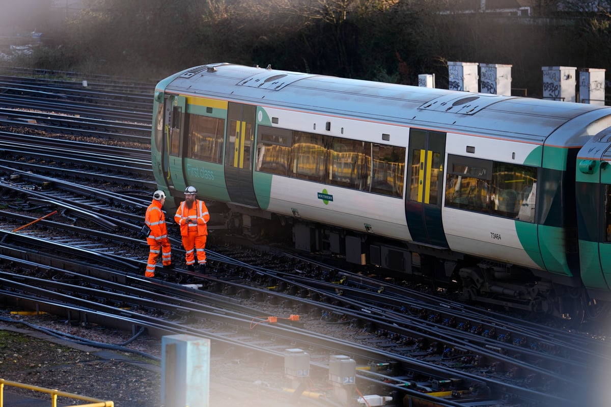 You are currently viewing Southern, Thameslink and Gatwick Express train chaos to last all day – live updates – London Evening Standard