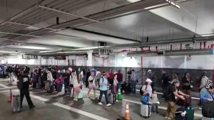 Read more about the article Spring break travelers continue to face long TSA lines at Hobby Airport amid government shutdown – Click2Houston