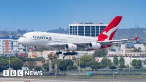 Read more about the article Qantas agrees to pay $74m over Covid-19 travel voucher refunds – BBC