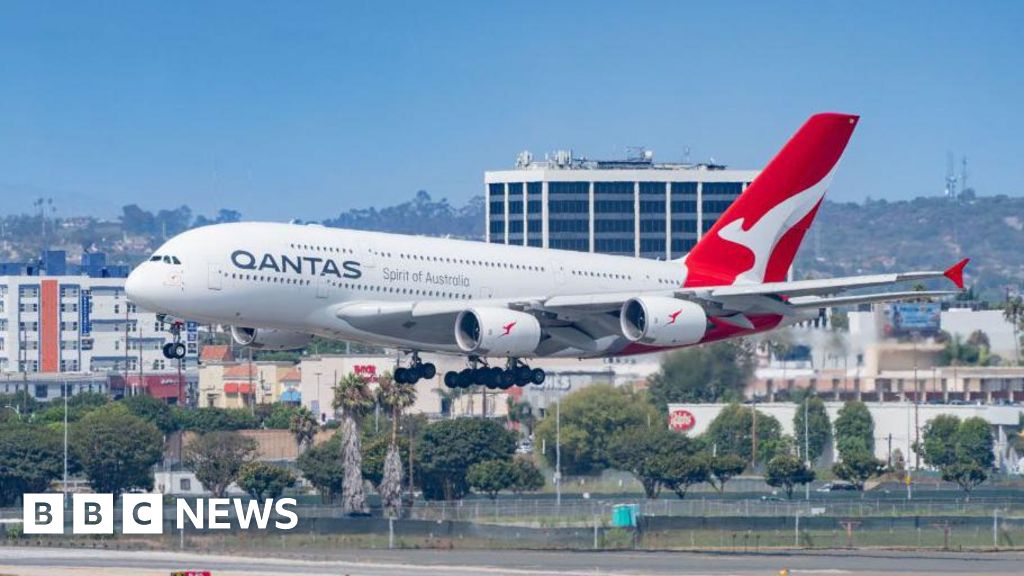 You are currently viewing Qantas agrees to pay $74m over Covid-19 travel voucher refunds – BBC