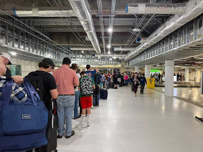 You are currently viewing One month into DHS shutdown, Houston travelers see TSA strain amid spring break travel season – Click2Houston