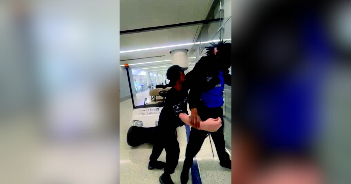 You are currently viewing Australian man accused of assaulting TSA agent at LAX before Las Vegas trip – CBS News