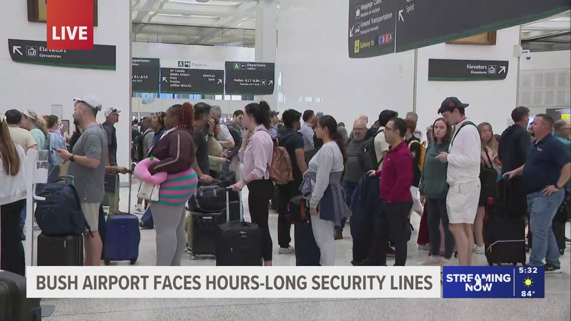 You are currently viewing Travelers face hours-long waits at Houston airports as TSA officers call out – KHOU