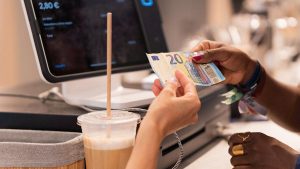 Read more about the article Travel experts warn against one tipping habit while visiting popular vacation spots – AOL.com