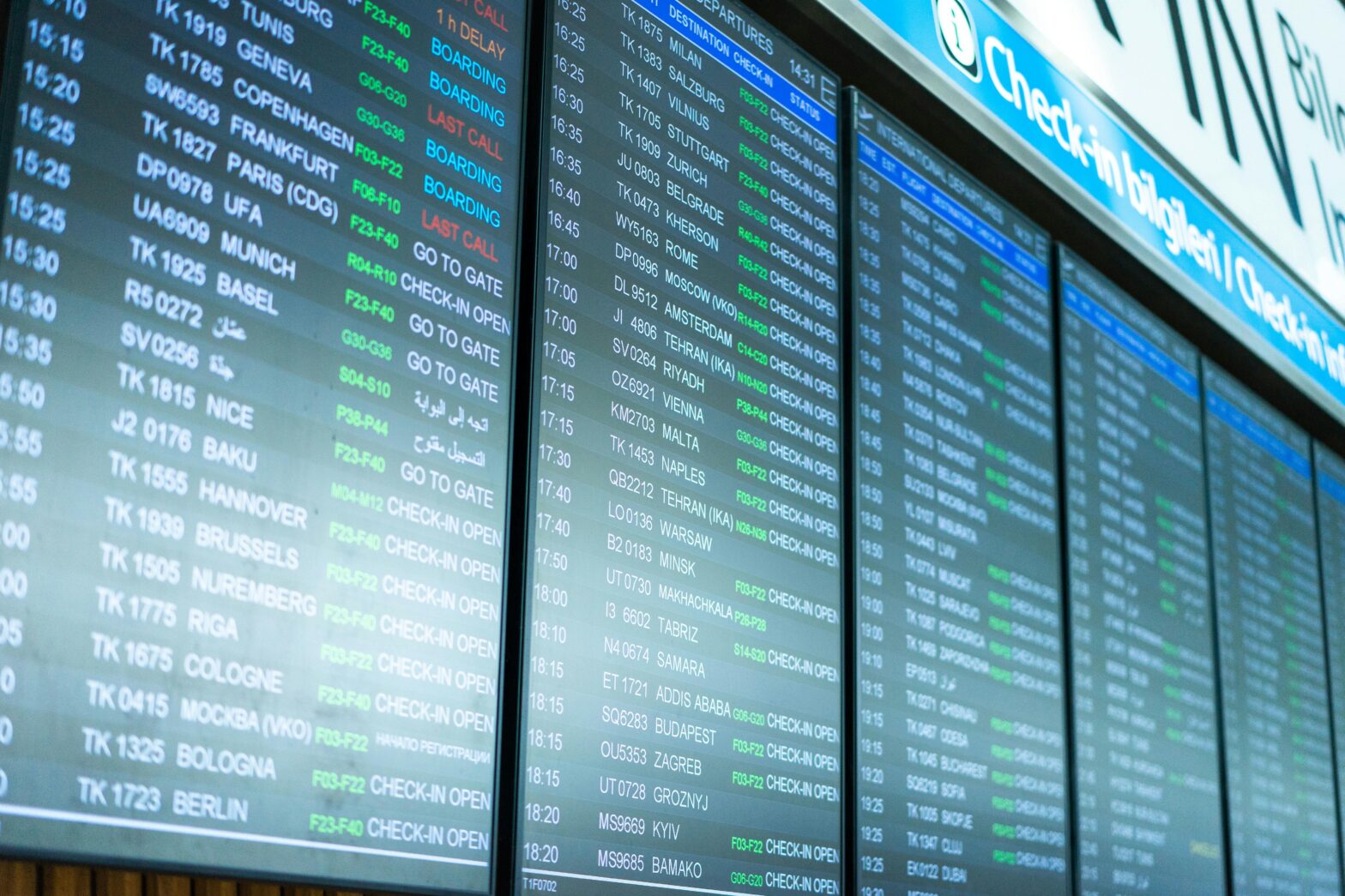Read more about the article Don’t Book That Flight Yet: The 2026 Summer Airfare Window You Should Wait For – Travel Noire