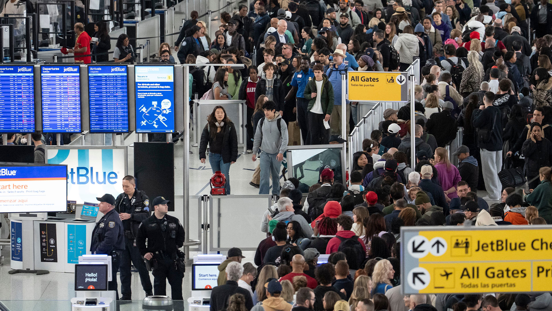 You are currently viewing Thousands left stranded as major airline confirms hundreds of cancelations – the-sun.com