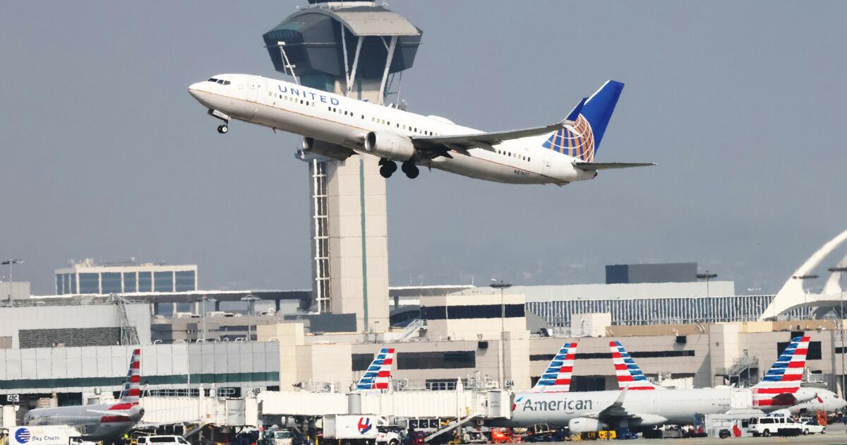 You are currently viewing United Airlines pilot reports possible drone collision 3,000 feet over San Diego – Los Angeles Times