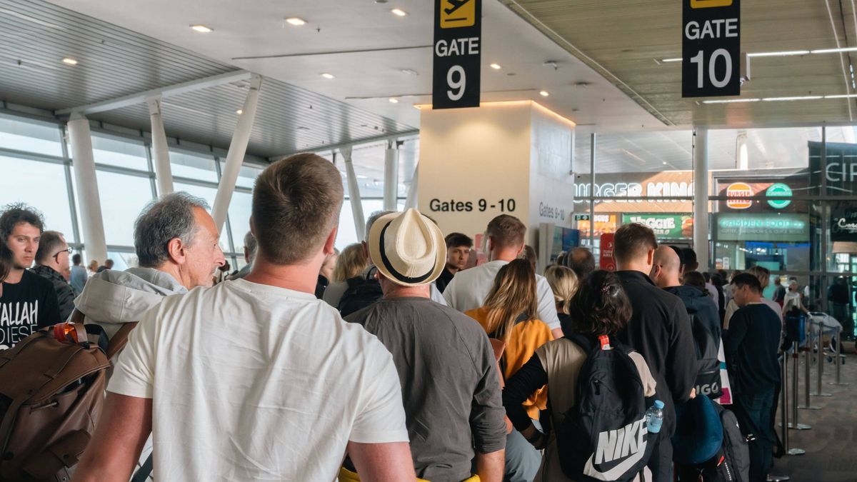 You are currently viewing 'I'm a travel expert – there are 4 simple tricks to avoid huge airport queues' – The Mirror
