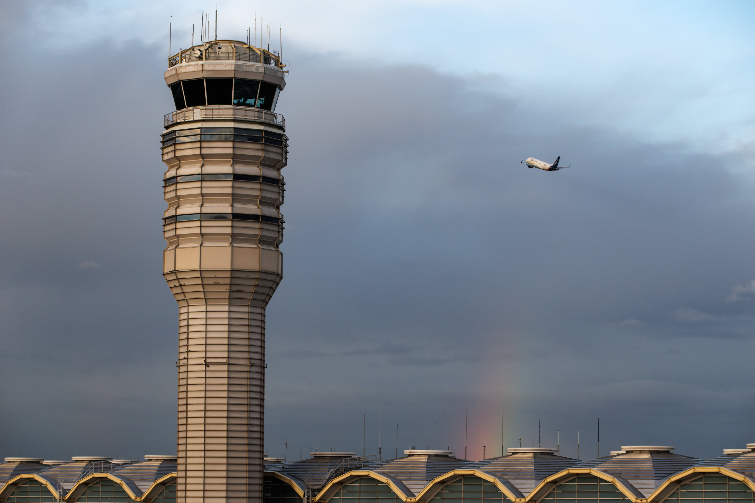 You are currently viewing FAA announces flight reductions at 40 airports. Here's where cuts are expected and what travelers need to know – CNBC