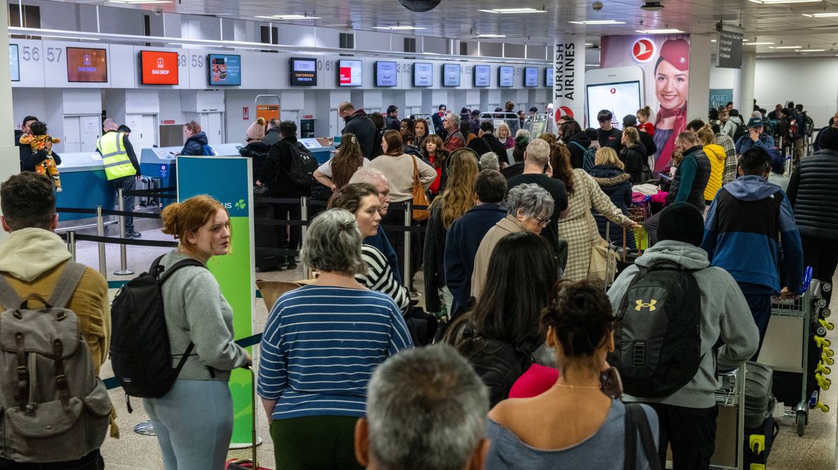 You are currently viewing Flight crisis sees major arilines cancel 24 and delay another 317 – Manchester Evening News