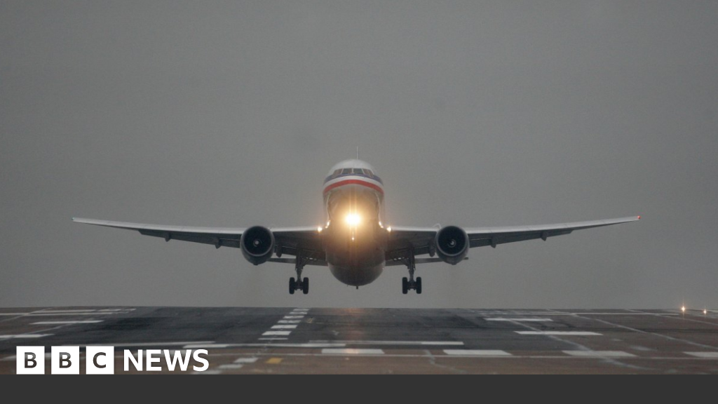 You are currently viewing Manchester airport 'worst' in the UK for delays – BBC