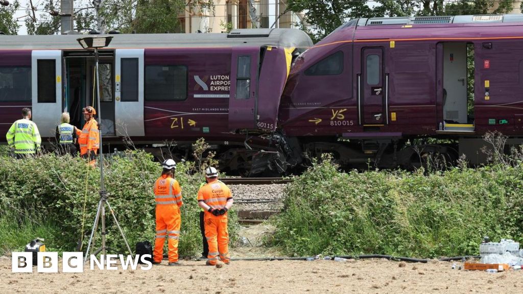You are currently viewing East Midlands Railway travel warning after fatal train crash – BBC