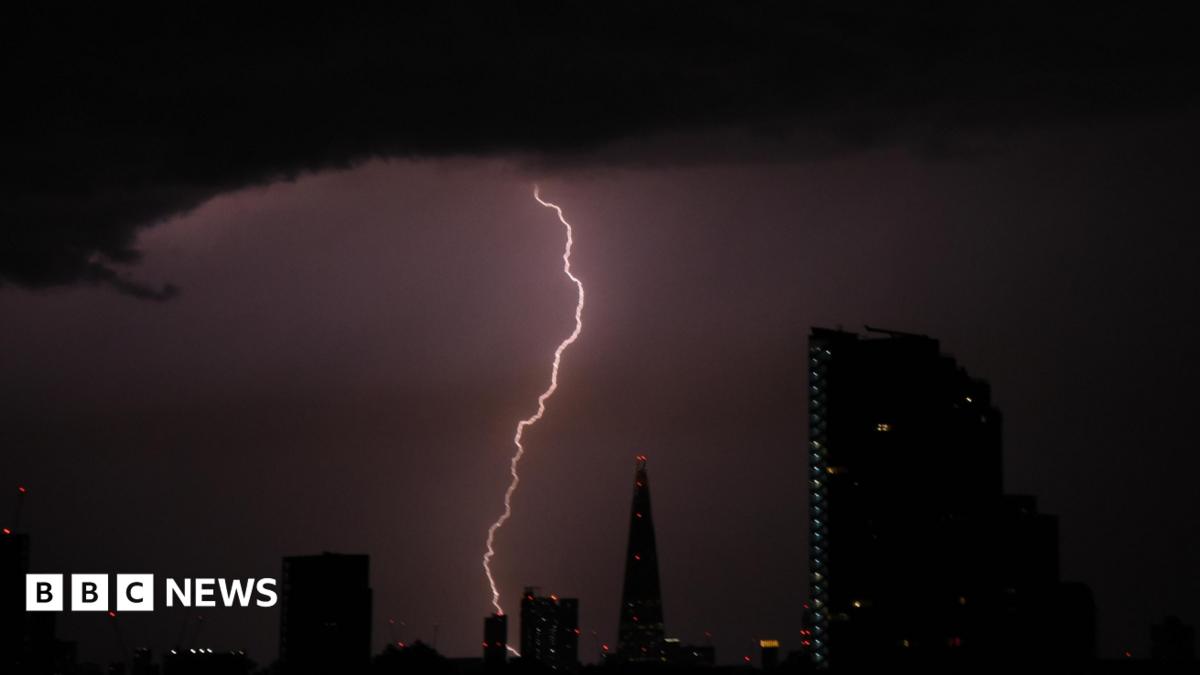 You are currently viewing London thunderstorms cause travel disruption, fires and flooding – BBC