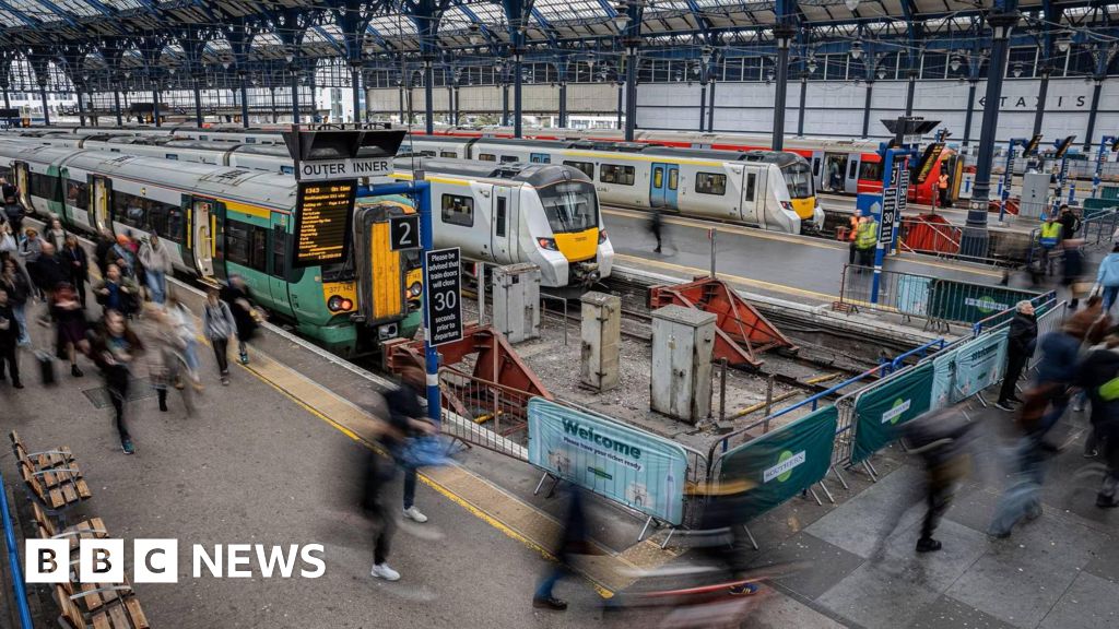 You are currently viewing Railway passengers told to stay off trains when heat soars – BBC